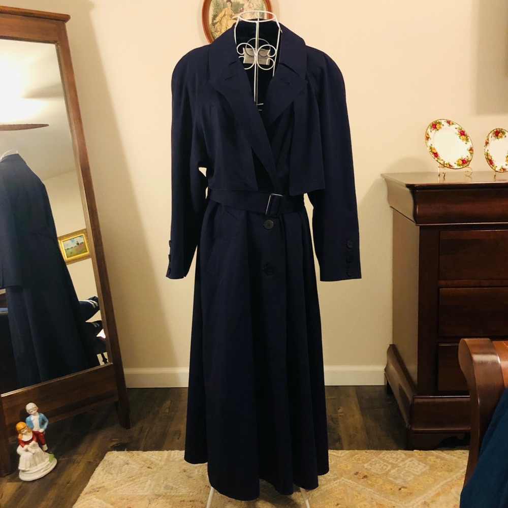 SOLD on another platform ..🧥Four Seasons of London Trench Coat 🧥